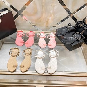 デザイナーCamellia Buckle Thong Sandal Womensフラットヒールキルトレザークリップトーサンダルサンダルセクシーな女性本革のバックルストラップシューズスリッパプールスライド