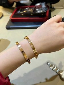 2024 Pulseira elástica de unhas finas para homens e mulheres rosa de ouro rosa de 18k namorado sintético Melhor amigo Presente Wide Edition Edição