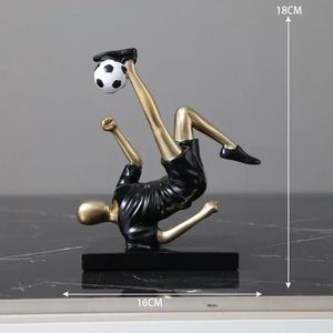 Criativo jogador de futebol estátua ornamento casa sala estar quarto decoração escritório desktop resina artesanato presente aniversário para meninos 240328