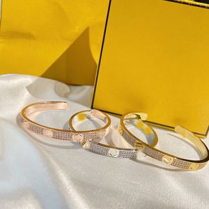F Rodzina Nowy styl Bracelets Kobiety Biez Bangle Designer Letter Jewelry Faux Skórzanie 18K Gold Stated Stal nierdzewna damska opaska na rękę Prezenty ślubne Akcesoria 2024