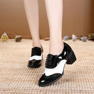 Patentleder schwarz weiß weiß Oxford Schuhe für Frauen Britische Bullockschuhe Dicke Ferse Deep Mund Single Leder Oxfords Pumps