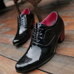 Sapatos de vestido Altura de chave de couro normal para homens saltos sapatilhas masculinas esporte original lofer boty 2024
