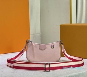 Tasarımcı Lüks Kabartmalı Deri Omuz Çantası Crossbody Çanta Boyutu: 19 x 11.5 x 3cm