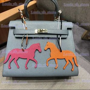 Portachiavi Cordini Ciondolo portachiavi a forma di cavallo in pelle PU di lusso all'ingrosso adatto per donna mini pony cowboy borsa sportiva accessori di fascino decorazione T240330