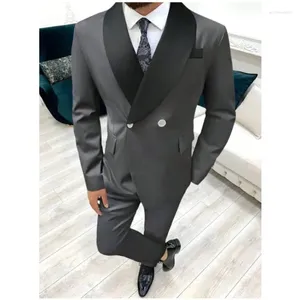 Abiti da uomo Grigio scuro Uomo Slim Fit 2 pezzi Scialle nero Risvolto Groomsmen Smoking da sposa per uomo Giacca da ballo formale su misura Pantaloni