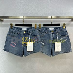 Designer kvinnor denim shorts sommar andas korta jeans broderi bokstav sexiga shorts mitt midja denim byxor