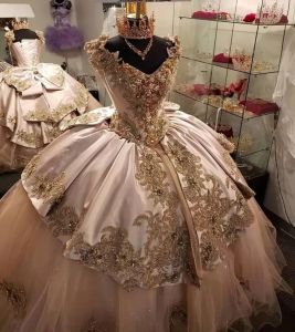 Klänningar rosa kristaller quinceanera v hals spets applikation pärlor ärmlös båge satin tyll korsett baksåt 16 prinsessan tiered kjol prom boll klänning vestidos bc18501