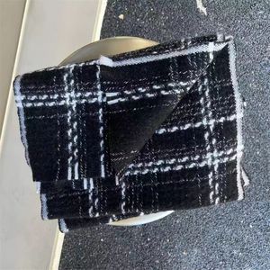 Högkvalitativ halsduk Brand Cashmere Square Grid Scarf, enkel svartvit design, populär design av kvinnliga designers, fashionabla och varma gåva