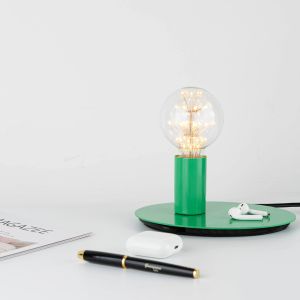 Nordic Metall Tischlampe Basis E27 -Buchse Einfacher EU -Stecker mit 1,5 m Kabelschalternschalter Lampen Schlafzimmer neben modernen farbenfrohen Leuchten