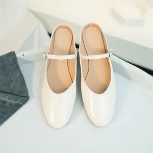 Sandaler eleganta kvinnliga skor Sexig kilkvinna stor storlek liten doftande stil platt botten tofflor 2024 Mary Jane