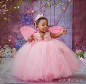 2024 Pink Flower Girl Dresses First Communion Dress V Neck pärlor Pärlor handgjorda blommor Tiered Tulle Princess Queen Födelsedagsfest för söta små flickor F109