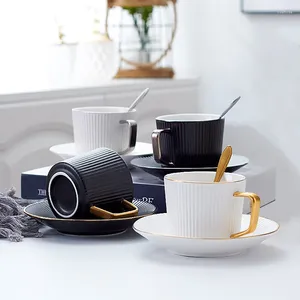 Чашки и блюдца, модная черно-белая кофейная чашка для пары, креативная кружка с золотой ручкой, подарочная керамическая тарелка с краем в полоску