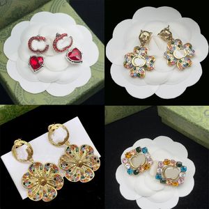 Brincos de designer de luxo Stud de alta qualidade Mulheres Marca Carta Ouro Prata Banhado Cobre Cristal Pérola Brinco Festa de Casamento Jóias Presentes de Natal