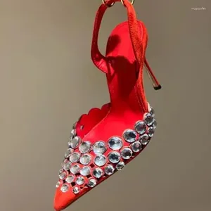 Scarpe eleganti Décolleté con cinturino gioiello con strass grandi Pelle scamosciata rossa Punta a punta Tacchi alti a spillo bassi Banchetto cavo con pietre preziose