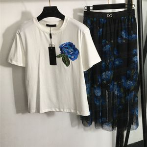 Bordado Flores Tees Malha Saias Moda Duas Peças Mulheres Algodão Camisetas Designer Carta Cintura Alta Vestido Curto Conjuntos