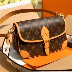 2024 Mulheres Luxurys Designer Bag Crossbody Diane Baguette Clássico Vintage Canvas Jacquard Strap Flor Flap Letras Em Relevo Embreagem Bolsa Bolsas De Ombro Tote Bag