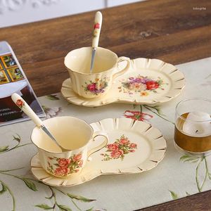 Tazze Piattini Stile Europeo Coppia Tazza da caffè Set da tè pomeridiano Fiore Bellissimo vaso in porcellana con vassoio in ceramica