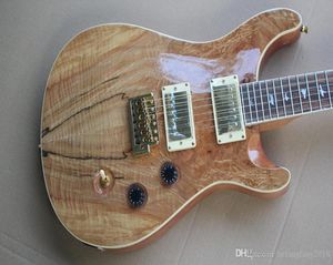 Chitarra interamente in legno naturale con hardware dorato, sintonizzatori neri con collegamento bianco che offrono un servizio personalizzato3194505