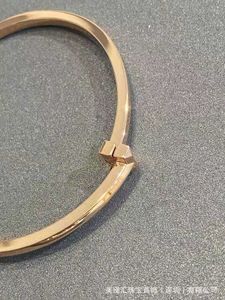 Originalmarke Einfaches und modisches T1-Armband im gleichen Sternstil mit einseitig poliertem Echtgold, schmaler Schnallenschalter in T-Form für Damen