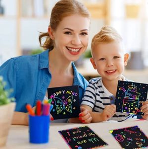 100pcs Montessori Rainbow Scratch Mini Notes Cards de papel com estêncil de desenho crianças desenhar brinquedos de pintura Presente de artesanato