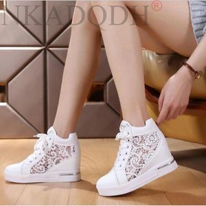 Fitnessschuhe Frauen Keilplattform Sneakers Gummi -Brogue Leder High Heels Schnürung spitzer Zehenhöhe Erhöhung der Kriechpflanzen Weiß Silber