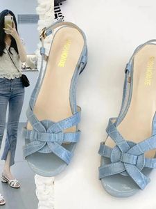 Casual Shoes 2024 Summer tjock häl fisk mun sandaler kvinnors koreanska utgåva stort medium bakre luft mode