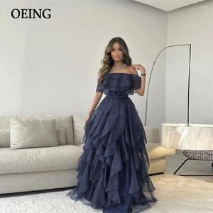 Abiti da festa OEING Blu navy con spalle scoperte Prom Abiti da sera pieghettati a strati Lunghezza del pavimento Abito formale per occasioni Vestidos De Noche