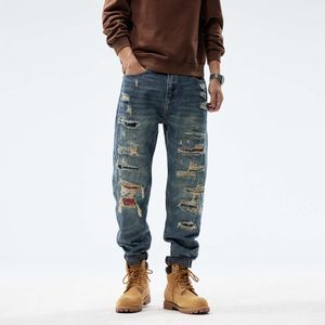 Jeans stile americano con toppe strappate e pantaloni da uomo stile mendicante a gamba dritta effetto consumato, pantaloni in denim larghi e casual