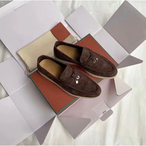 Lyxdesigner loafer skor för män kvinnor mode sneakers läder loafers loro rosa svartbrun grå marinblå tränare