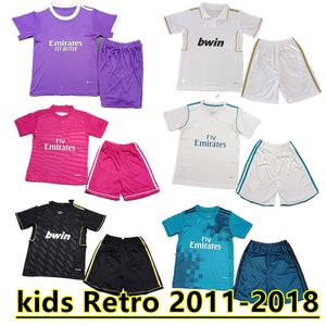 Retro Klasik Gerçek Kids Futbol Formaları 2011 12 14 15 16 17 18 Benzema Marcelo Isco Carvajal Balya Sergio Ramos Madrid Ronaldo Çocuk Kız Kızlar Set Futbol Gömlek 888