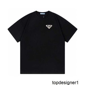 Designer P Family Triangle Bekväm avslappnad mångsidig par Kort ärm T-shirt PU Familj Enkla män och kvinnors topp tee zene