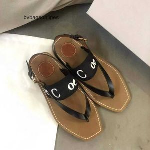 デザイナーのChlee Slippers 2024 New Summer Square Headフラットボトムサンダルレター多目的カジュアルローマスタイル外向きの摩耗足をクランプ1ボタンDZ2B