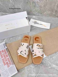 Designer Chlee Chinelos Sandálias de moda estrela com o mesmo estilo em 2024 Verão desgaste muffin solas grossas sapatos romanos chinelos de tecido cruzado para mulheres PLYH