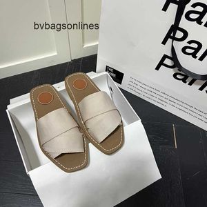 Designer Chlee Chinelos Uma palavra flip flop sandálias para mulheres 2024 nova moda casual praia wear versátil carta dedo do pé quadrado chinelos de fundo plano NUPT