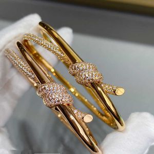 Bracelete de nó semi diamante de versão Hot Picking High com material V-Gold com proteção contra cor de ouro rosa de 18k, elegante e versátil embutido versátil