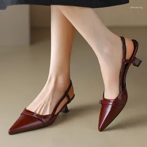 Повседневная обувь, женские сандалии Baotou на высоком каблуке из лаковой кожи с острым носком, лето 2024, сандалии Baotou на низком каблуке с открытой спиной, удары одной ногой