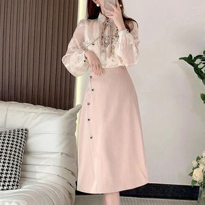 Arbetsklänningar kvinnors eleganta kjol Tvådelat Set Design Luxury Sequines Stand Collar Bow Shirt Vintage Beaded Midi Suits Lady Clothing