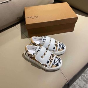 Burberrlies Luxury Fashion Shoes For Boys Girls Buckle Strap Child Sneakers Storlek 26-35 Rutad fulltryck Baby Casual Shoes inklusive Box Sep05