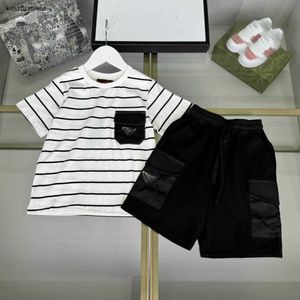 Nya babybanor Geometriska logotyp Summer Suit Kids Designer Kläder Storlek 100-160 cm Kontrast Stripe Design Boys T Shirt and Shorts 24mar