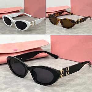 2024 Designer-Sonnenbrille für Damen, ovaler Rahmen, UV-Cateye-Sonnenbrille, schwarze Beine, Buchstaben-Sonnenbrille, Sommer-Sonnenbrille, Herrenbrille, klar