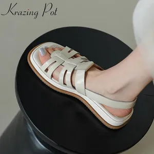 Sıradan ayakkabılar krazing tencere orijinal deri peep toe yaz düz platform düşük topuklu gladyatör moda toka kayışları podyum markası kadın sandalet