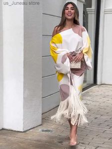 Tvådelad klänning Elegant färgblock Tassel Kvinnor kjol kostym Sexig lös axel 2 stycken uppsättningar 2024 Spring Summer Fashion Strt outfit T240330