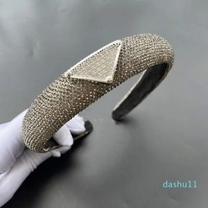 Cerchietti di design con triangolo di diamanti scintillanti Fascia per capelli in cristallo Cerchio per capelli con strass Ornamenti scintillanti