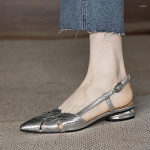 Sapatos casuais lindo salto baixo oco para fora baotou sandálias de prata dourada 2024 verão uma linha fivela moda para mulher