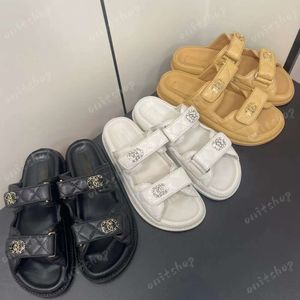 Sandaler Designer Slipper Women Channel Sandaler Högkvalitativa Sliders Crystal Calf Leather Casual Shoes Quiltad Platform Summer Comfort Beach Casual