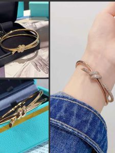 Designer Crowd Knot Bracelet for Women Light Luxury Crowd 18k Rose Gold Cross Diamond Free Knot Bracelet for Women