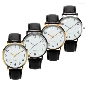 Hand med armband som säljer minimalistiska och fashionabla klockor som är lämpliga för män kvinnor neutrala med läderband kvarts