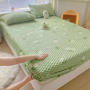 슈퍼 두꺼운 우유 벨벳 매트리스 커버 allinclusive fluffy quilted fitted bed sheet 겨울을위한 단색 Y240321