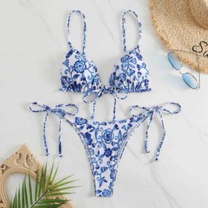 Kvinnors badkläder sexig tryck mini bikini blå och vit veranda bikini baddräkt kvinnor bikini thong bikini baddräkt set j240330