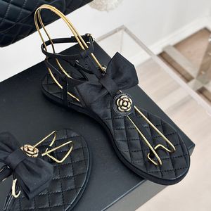 24SS Sandali infradito da donna Designer Infradito Hardware Matelasse con scarpe da spiaggia Bowknow Scivoli da donna Fibbia alla caviglia regolabile Scarpe per il tempo libero Oudoor Tacchi bassi Mule